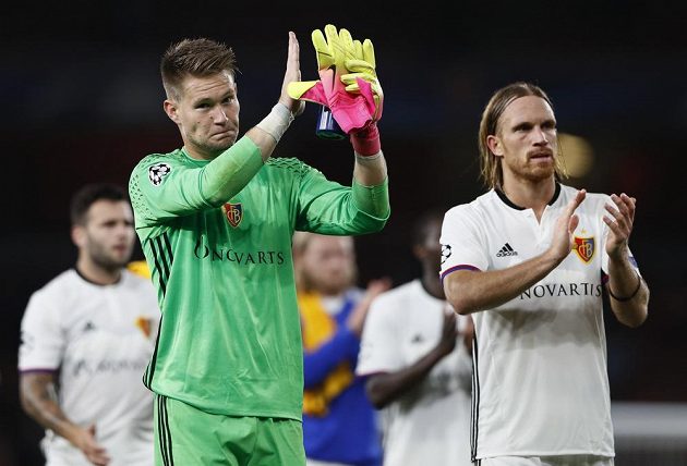 Brankář Basileje Tomáš Vaclík a obránce Michael Lang (vpravo) děkují fanouškům za podporu po skončení zápasu Ligy mistrů s Arsenalem.