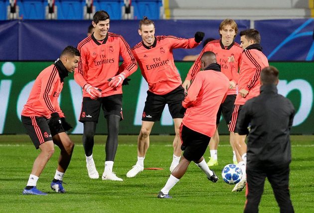 Fotbalisté Realu Madrid (zleva) Casemiro, Thibaut Courtois, Gareth Bale a Luka Modrič se na tréninku dobře bavili.