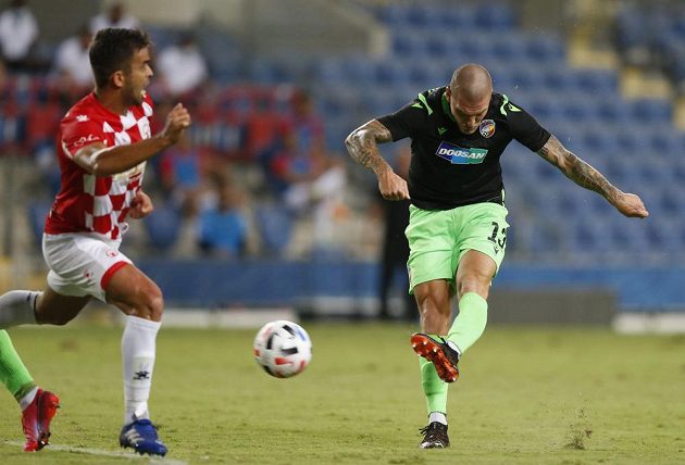 Plzeňský Zdeněk Ondrášek střílí v duelu play off Evropské ligy proti Beer Ševě.