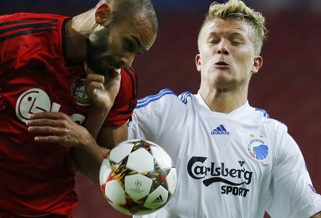 Ömer Toprak z Leverkusenu (vlevo) v souboji s útočníkem FC Kodaň Andreasem Corneliusem.