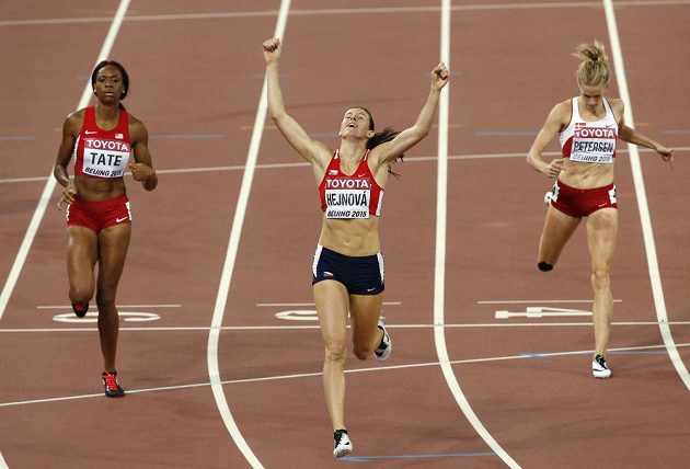 Zuzana Hejnová při finále na 400 m překážek při MS v Pekingu. Vlevo třetí Američanka Cassandra Tateová, vpravo čtvrtá Sara Slott Petersenová z Dánska.