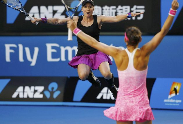 Obrovská radost. Bethanie Matteková-Sandsová (dále) a Lucie Šafářová se radují po proměněném mečbolu ve finále čtřhry na grandslamovém Australian Open.