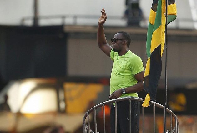 Usain Bolt zdraví diváky v Londýně ze svérázné rakety, která ho dovezla na start běhu na 100 metrů.