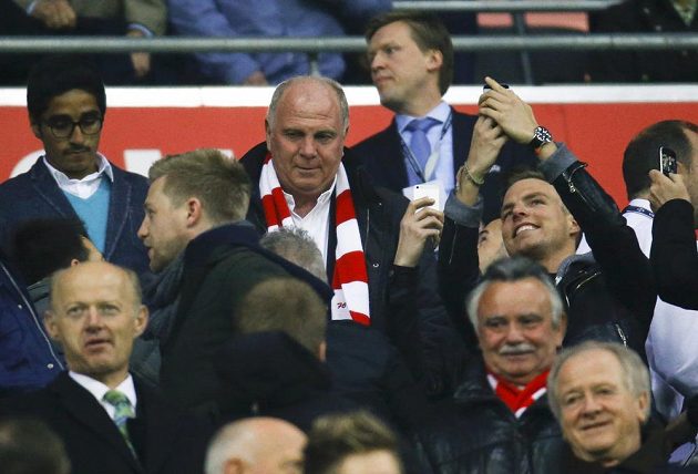 Do Allianz areny dorazil také bývalý prezident Bayernu Uli Hoeness (uprostřed s šálou).