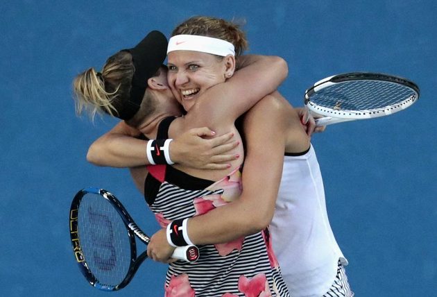 Bethanie Matteková-Sandsová (vlevo) a Lucie Šafářová po triumfu na Australian Open.