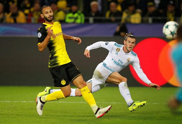 Gareth Bale (vpravo) z Realu Madrid pálí na branku Borussie Dortmund, domácí Omer Toprak jen přihlíží.