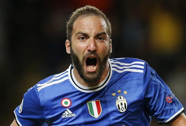 Gonzalo Higuaín z Juventusu se raduje po vstřelení úvodní branky proti Monaku.