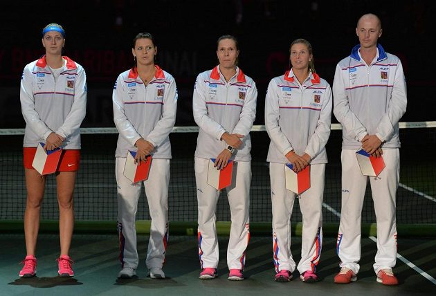 Nastoupený český tým ve složení (zleva) Petra Kvitová, Lucie Šafářová, Lucie Hradecká, Andrea Hlaváčková a kapitán Petr Pála před úvodními dvouhrami.
