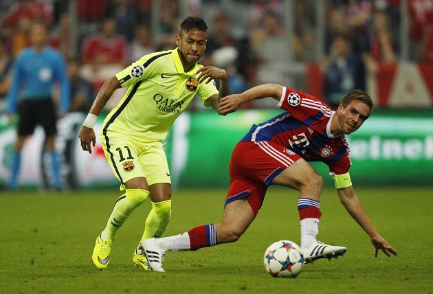 Nebezpečného střelce Barcelony Neymara (vlevo) se snaží zastavit kapitán bavorského celku Philipp Lahm.