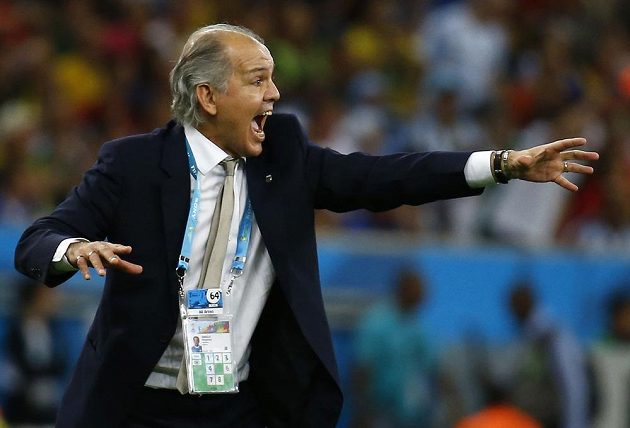 Argentinský trenér Alejandro Sabella udílí hráčům pokyny během finálového zápasu MS ve fotbale.
