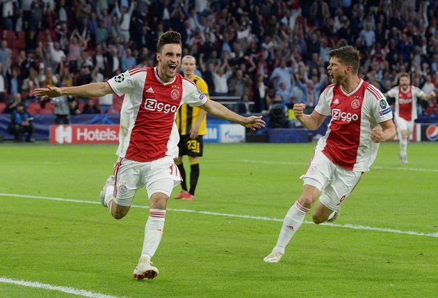 Nicolas Tagliafico (vlevo) a Klaas-Jan Huntelaar slaví gól proti AEK v prvním kole Ligy mistrů.
