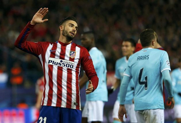 Yannick Ferreira-Carrasco z Atlétika (vlevo) během odvetného osmifinálového duelu s PSV Eindhoven.