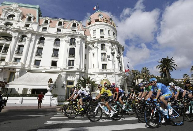 Lídr závodu Paříž-Nice Sergio Henao Montoya z Kolumbie ve žlutém trikotu v poslední etapě.