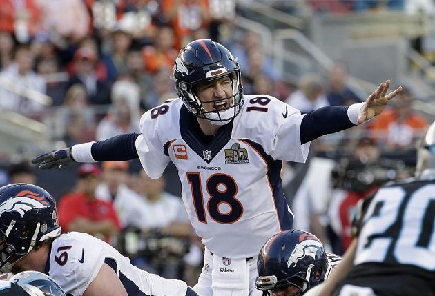 Peyton Manning (18) z Denver Broncos při finále ligy amerického fotbalu NFL v Santa Claře,