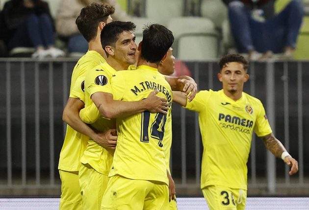 Fotbalista Villarrealu Gerard Moreno slaví se spoluhráči gól ve finále Evropské ligy.