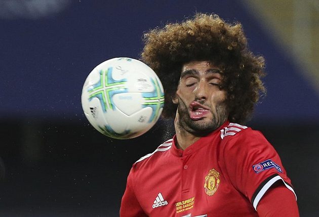 Marouane Fellaini z Manchesteru United schytal v boji o Superpohár tvrdou ránu.