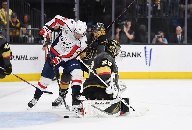Washingtonský Lars Eller (20) dává rozhodující branku pátého finále s Vegas, obránce Luca Sbisa (47) a brankář Marc-Andre Fleury (29) už jsou bez šance zasáhnout.