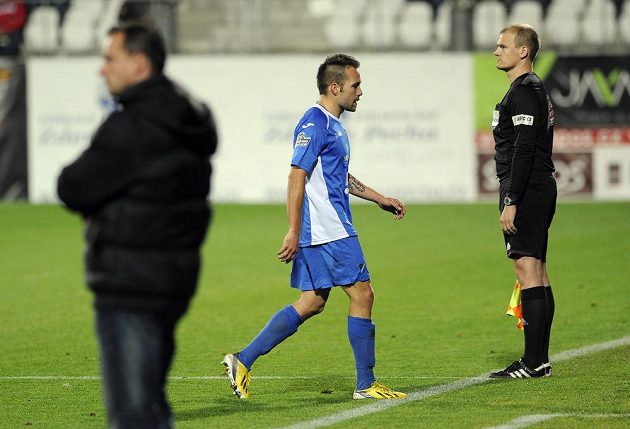 Vyloučený ostravský fotbalista Vladan Milosavljev (v modrém) opouští trávník jihlavského stadiónu.