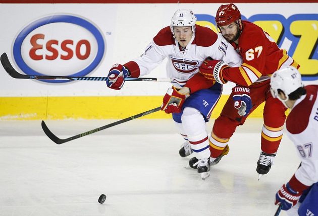 Michael Frolík z Calgary v souboji s Brendanem Gallagherem (vlevo) z Montrealu.