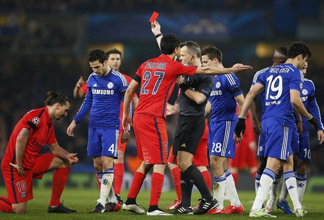 Zlatan Ibrahimovic (vlevo) dostává od rozhodčího Björna Kuiperse v odvetném osmifinále Ligy mistrů na hřišti Chelsea červenou kartu.