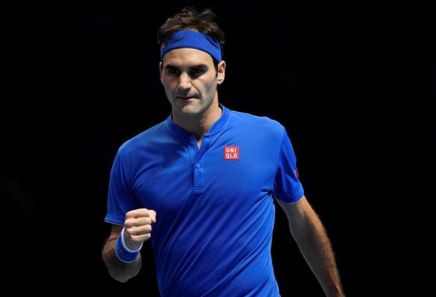 Švýcarský tenista Roger Federer v akci během semifinále Turnaje mistrů, jeho soupeřem byl němec Alexander Zverev.