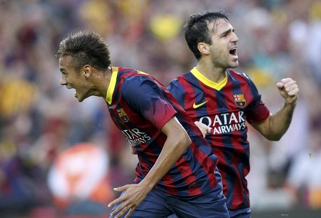 Barcelonský Neymar slaví svou trefu proti Realu Madrid, v pozadí jeho spoluhráč Cesc Fábregas.
