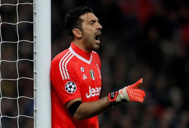Gólman Juventusu Gianluigi Buffon v odvetě proti Tottenhamu v Lize mistrů.