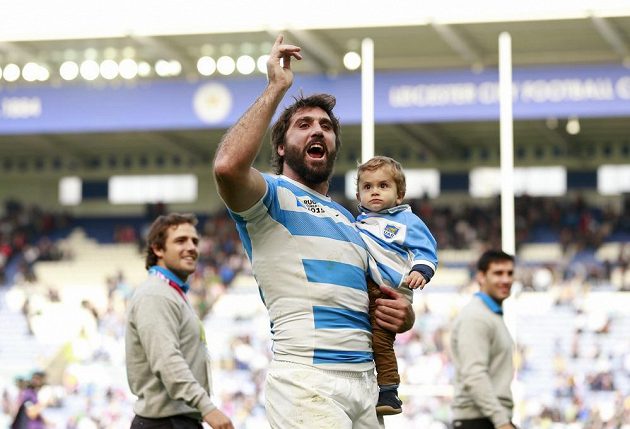 Juan Martin Fernández Lobbe se svým potomkem slaví argentinské vítězství nad Namibií.