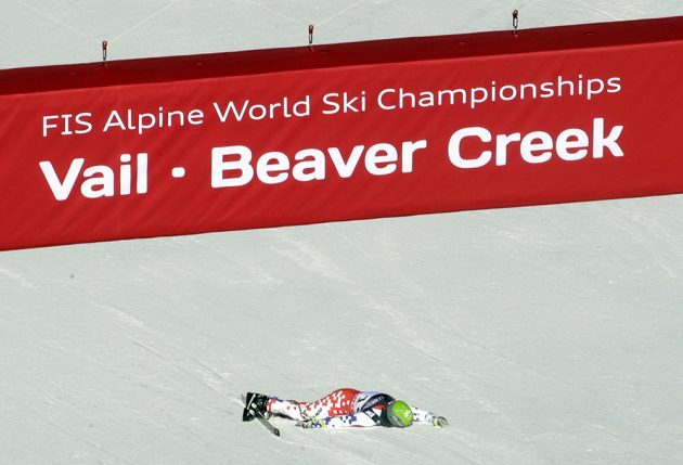 Ondřej Bank v cíli kombinačního sjezdu na MS v Beaver Creeeku, ale v nepřirozené poloze.