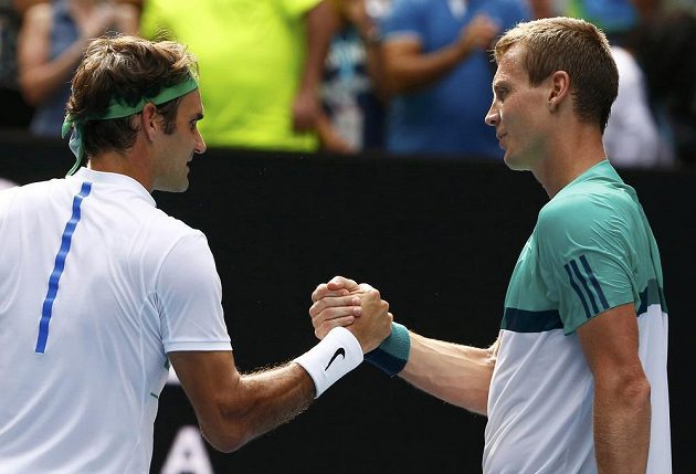Dobojováno. Tomáš Berdych (vlevo) gratuluje Rogeru Federerovi k postupu do semifinále Australian Open.