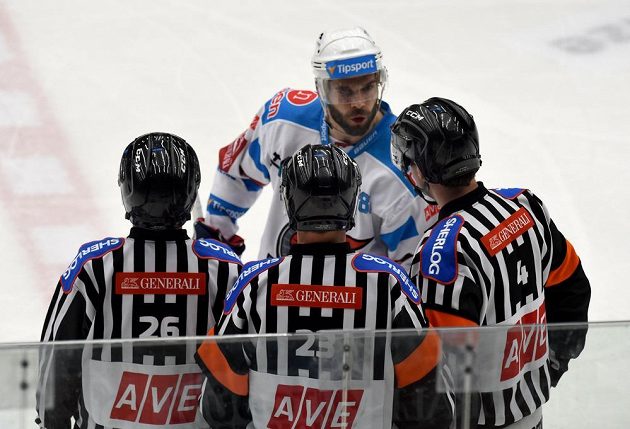 Chomutovský kapitán Michal Vondrka při utkání s Mladou Boleslaví diskutuje s rozhodčími o čtyřminutovém trestu spoluhráče Ivana Humla.