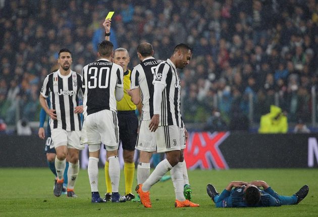 Rodrigo Bentancur dostává od rozhodčího Cuneyta Cakira žlutou kartu v úvodním duelu s Realem.