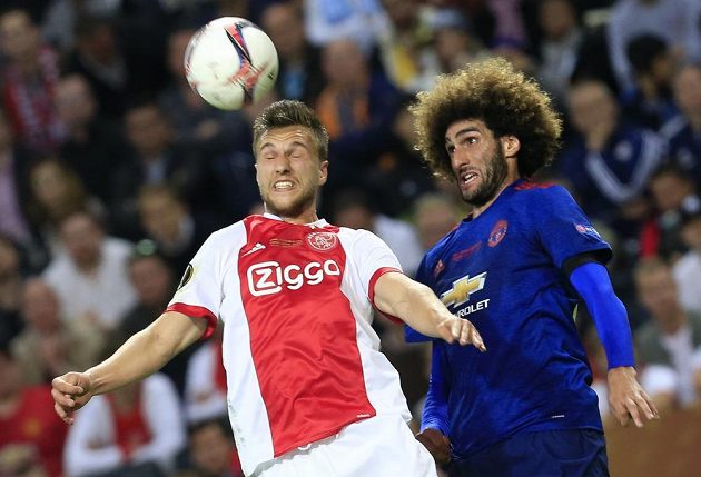 Hlavičkový souboj mezi Joelem Veltmanem z Ajaxu a Marouanem Fellainim z Manchesteru United.