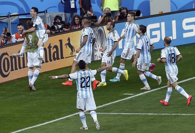 Argentinci slaví vítězný gól proti Íránu, který vstřelil Lionel Messi (druhý zleva).