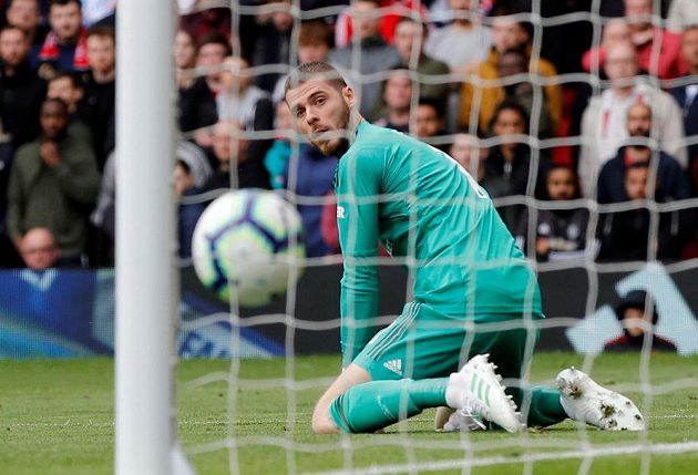 Brankář Manchesteru United David de Gea se jen ohlíží za míčem, který poslal za jeho záda Marcos Alonso z Chelsea.