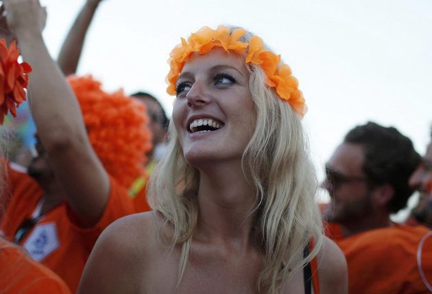Nizozemské fanynky byly spokojené, fotbalisté Oranjes ve svém úvodním vystoupení na MS v Brazílii deklasovali Španělsko.