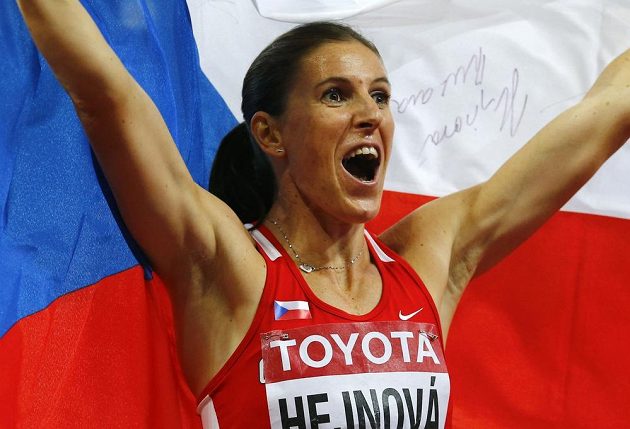 A radost mohla propuknout naplno! Zuzana Hejnová v cíli finále na 400 m překážek při MS v Pekingu.