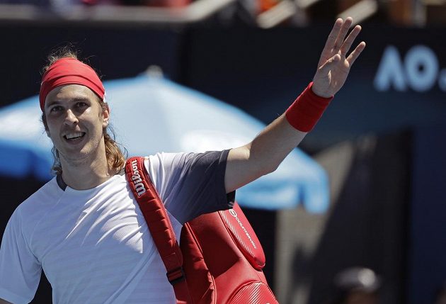 Slovenský tenista Lukáš Lacko v prvním kole Australian Open vyřadil kanadského ranaře Miloše Raonice.