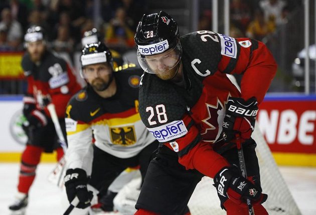 Kanadský útočník Claude Giroux s pukem během čtvrtfinále mistrovství světa, kdy Javorové listy hrály proti Německu.