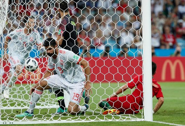 Španělský kanonýr Diego Costa je v síti portugalské branky, důležitější ale je, že je tam také míč.