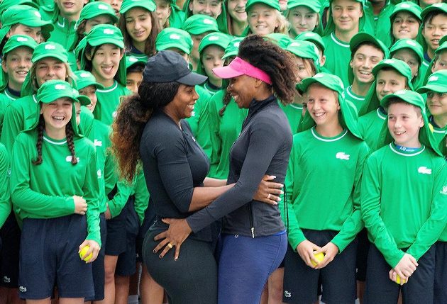 Serena Williamsová se sestrou Venus při promoakci před Australian Open se sběrači míčků.