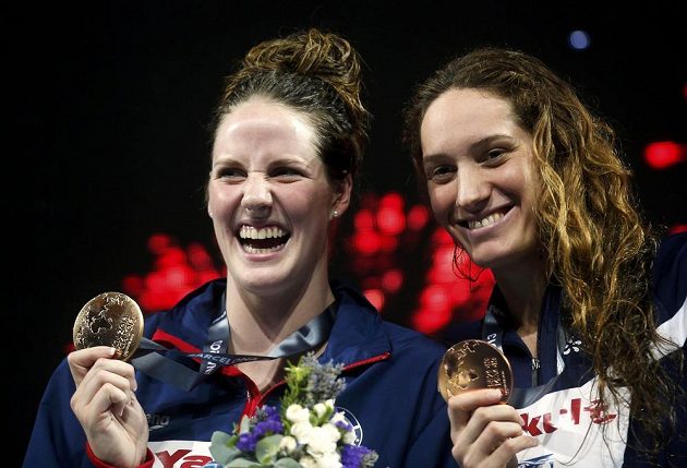 Zlatá medailistka na 200 metrů volným způsobem Missy Franklinová z USA (vlevo) a bronzová Camille Muffatová z Francie.