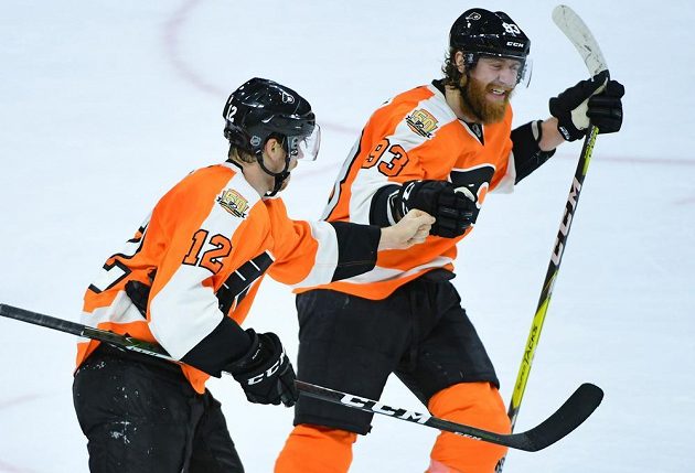 Michael Raffl (12) se raduje s Jakubem Voráčkem (93) po rozhodujícím gólu proti Edmontonu.
