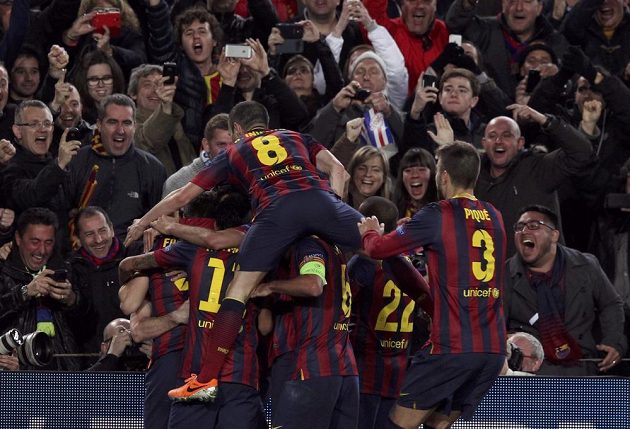 Radost barcelonských fotbalistů po vstřelení gólu do sítě Manchesteru City v odvetném osmifinálovém duelu Ligy mistrů.