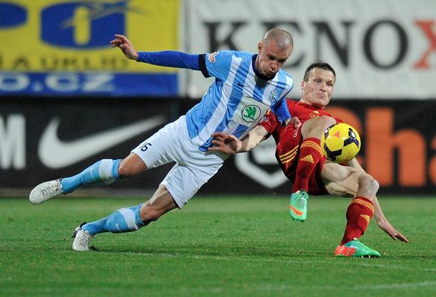 Mladoboleslavský útočník Martin Nešpor (vlevo) v souboji se stoperem pražské Dukly Lukášem Štetinou.