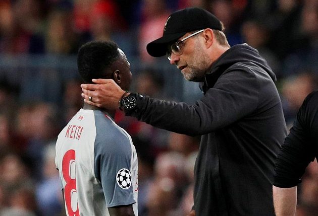 Zraněný liverpoolský fotbalista Naby Keita hovoří s koučem Jürgenem Kloppem během prvního poločasu semifinále Ligy mistrů
