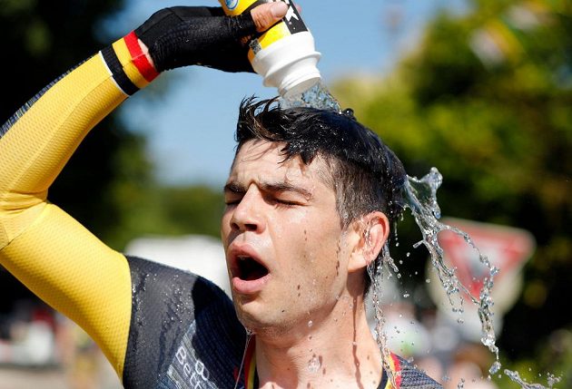 Belgický cyklista Wout van Aert z týmu Jumbo?Visma se osvěžuje po vítězství v časovce na Tour de France.