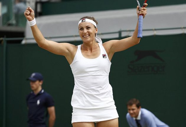 Jaroslava Švedovová z Kazachstánu se raduje z vítězství nad Lucií Šafářovou v osmifinále Wimbledonu.