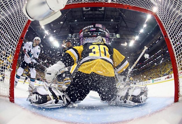 Hokejista San Jose Sharks Tomáš Hertl (vlevo) před brankářem Pittsburghu Mattem Murraym ve druhém finále Stanley Cupu.