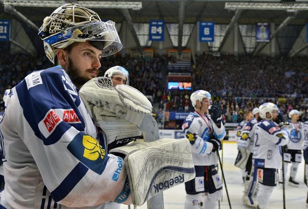 Smutní plzeňský hokejisté po porážce v šestém semifinálovém duelu play off extraligy se Spartou.